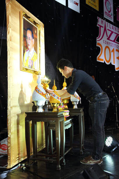 ครูเอิร์ธ องอาจ กวีเกียรติคุณ กับกลองชุด